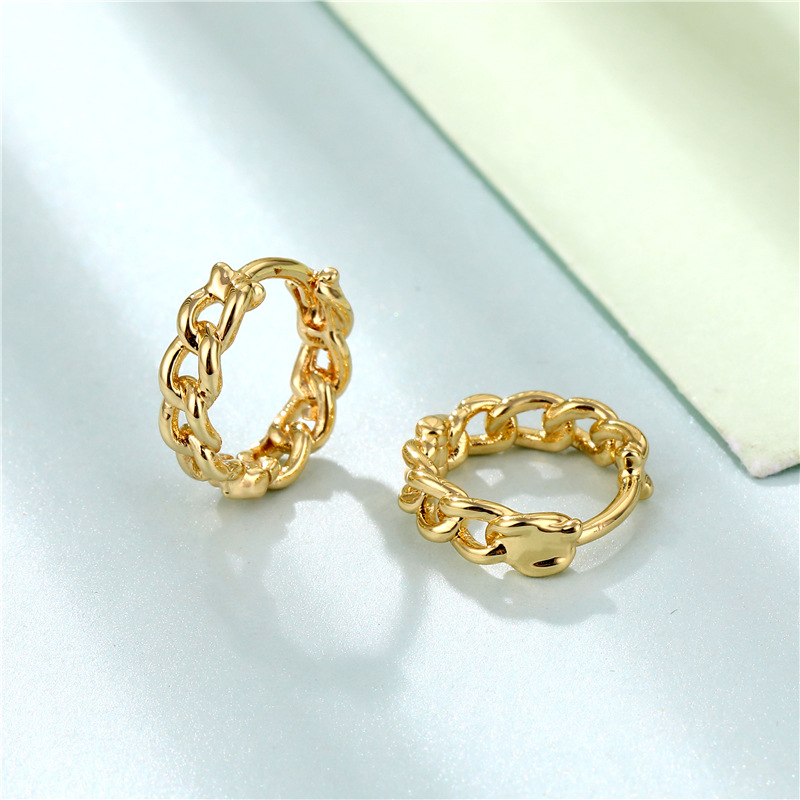Cross-border European And American Glossy New Style Personality Chain Earclip Earrings Women's Simple Copper Ornaments Twist Earrings Factory Wholesale display picture 3