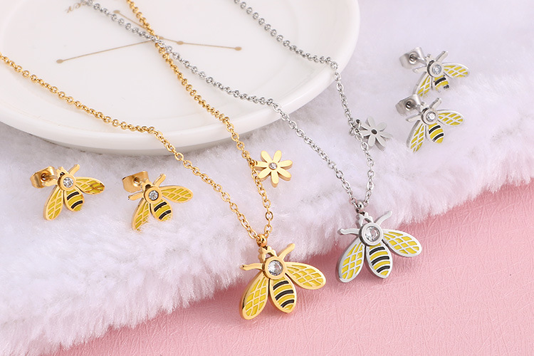 Kalen Ornament New Fashion Popular Titanium Steel Bee Clavicle Women Necklace Animal Accessories Set