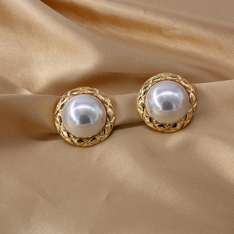 New Simple Sense Simple Button Shape Pearl Earrings Women Wholesale display picture 3