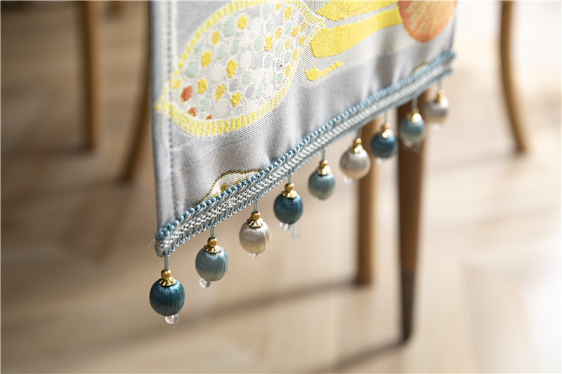 Runner da tavola moderno e minimalista interamente in poliestere per tavolino da caffè, scarpiera, mobile TV, con nappe, realizzato su misura in poliestere_voghion.com