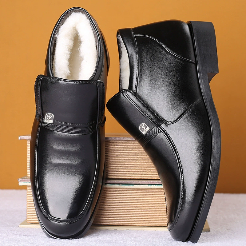 Новый стиль, хлопковая обувь, мужская зимняя обувь среднего возраста на флисовой подкладке, утепленная теплая Нескользящая повседневная мужская хлопковая кожаная обувь, чехол для ног, зимняя обувь для папы
