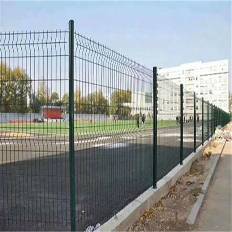 专业定制桃型柱护栏网加工三角折弯护栏网厂家发货