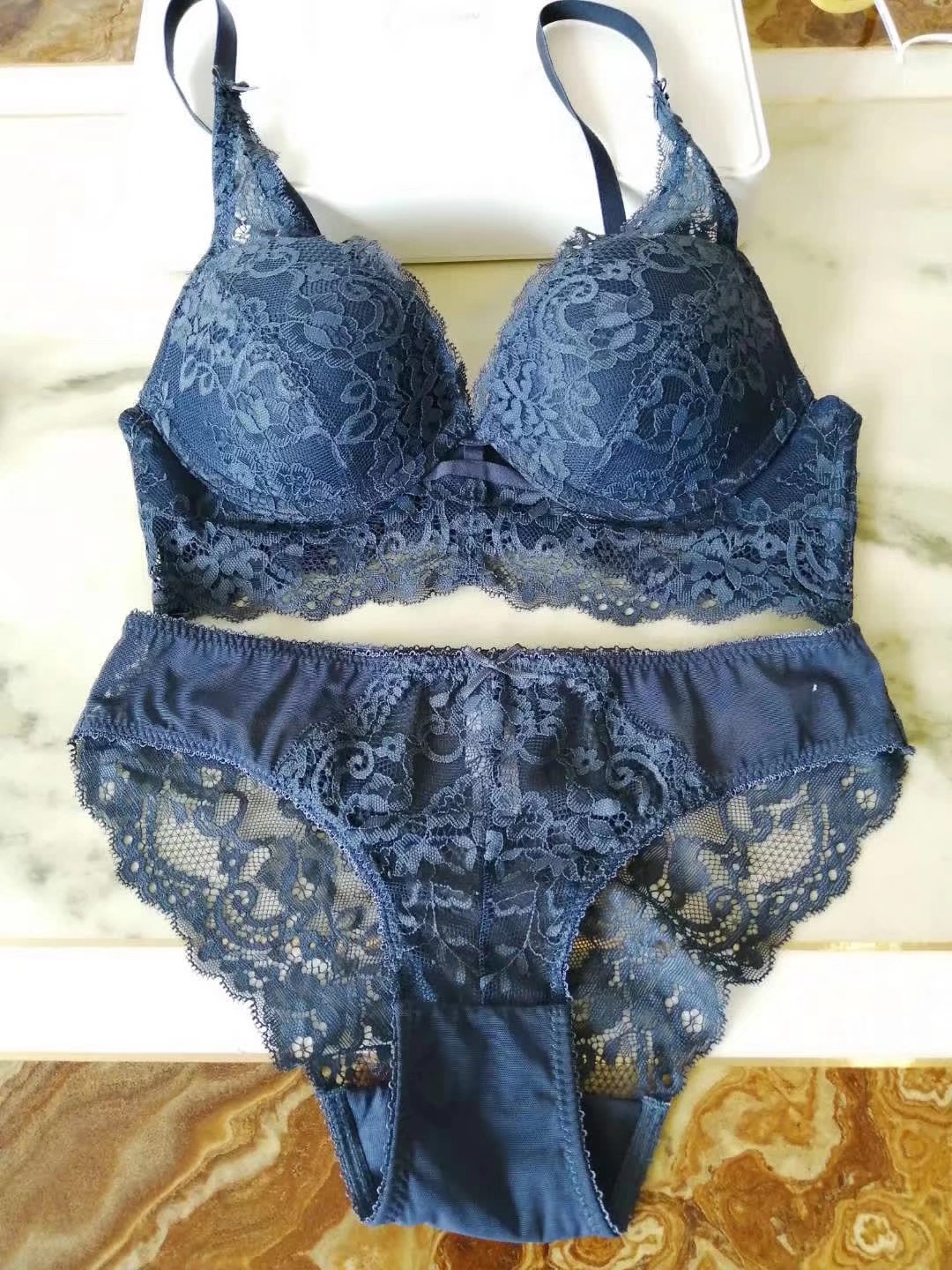 Nouvelle lingerie sexy brodée en dentelle avec ailes latérales élargies, haut fin et bas épais ensemble de soutien-gorge froncé_voghion.com