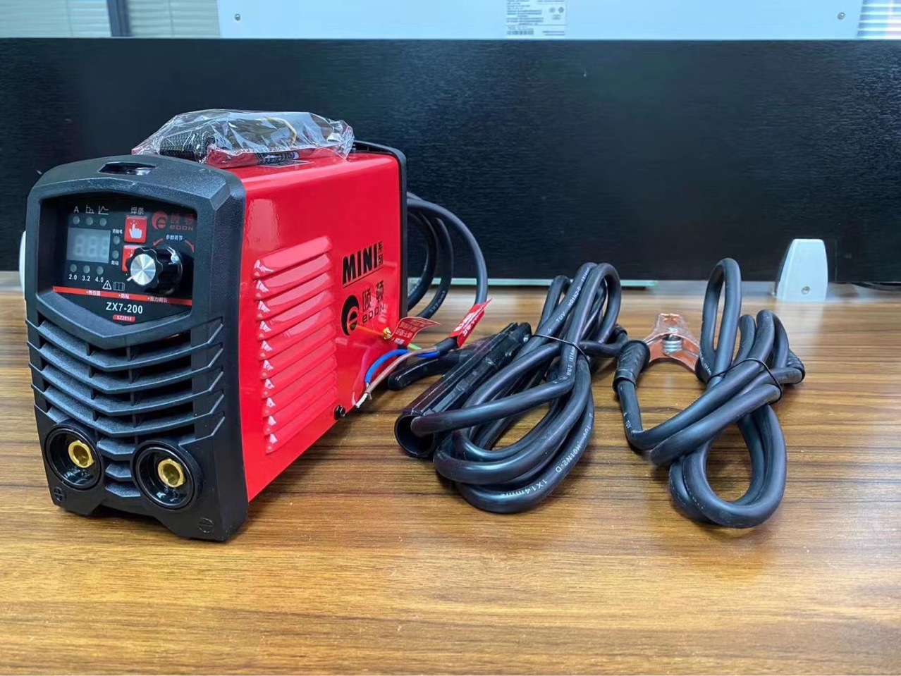 Yidun mini ZX7-200 DC hogar portátil máquina de soldadura industrial 220v 3 M Alambre de soldadura dos M alambre de tierra