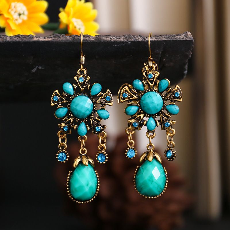 Fashion Hollow Long Ethnic Style Earrings Diamond-studded Alloy Earrings display picture 3