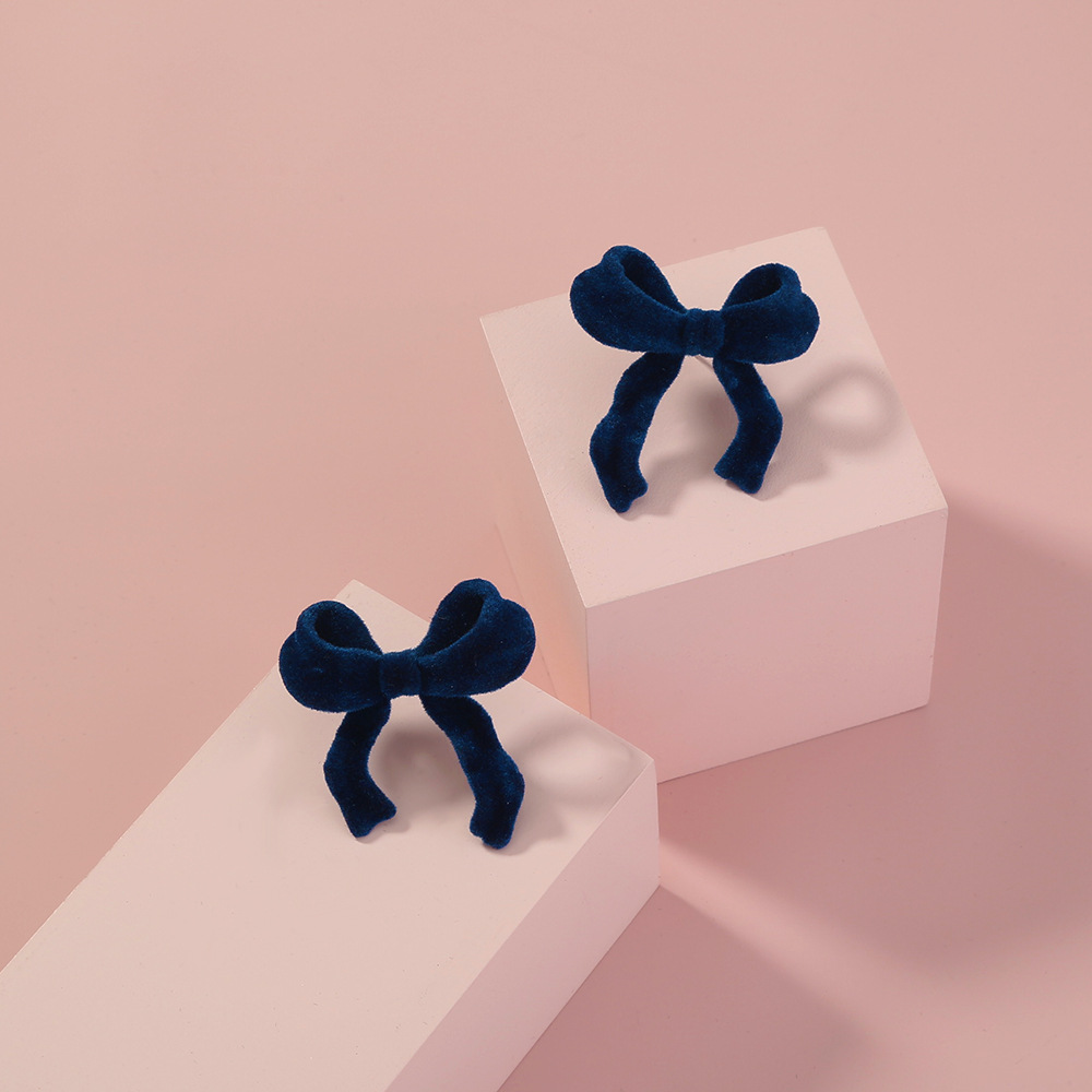 Fashion Suede Velvet Solid Color Bow Stud Earrings display picture 3