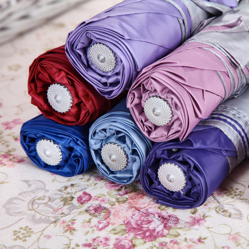 Rain gear and umbrella, sunny umbrella, three-fold inverted pole sun umbrella, parasol factory, silver plastic umbrella for sale at train station