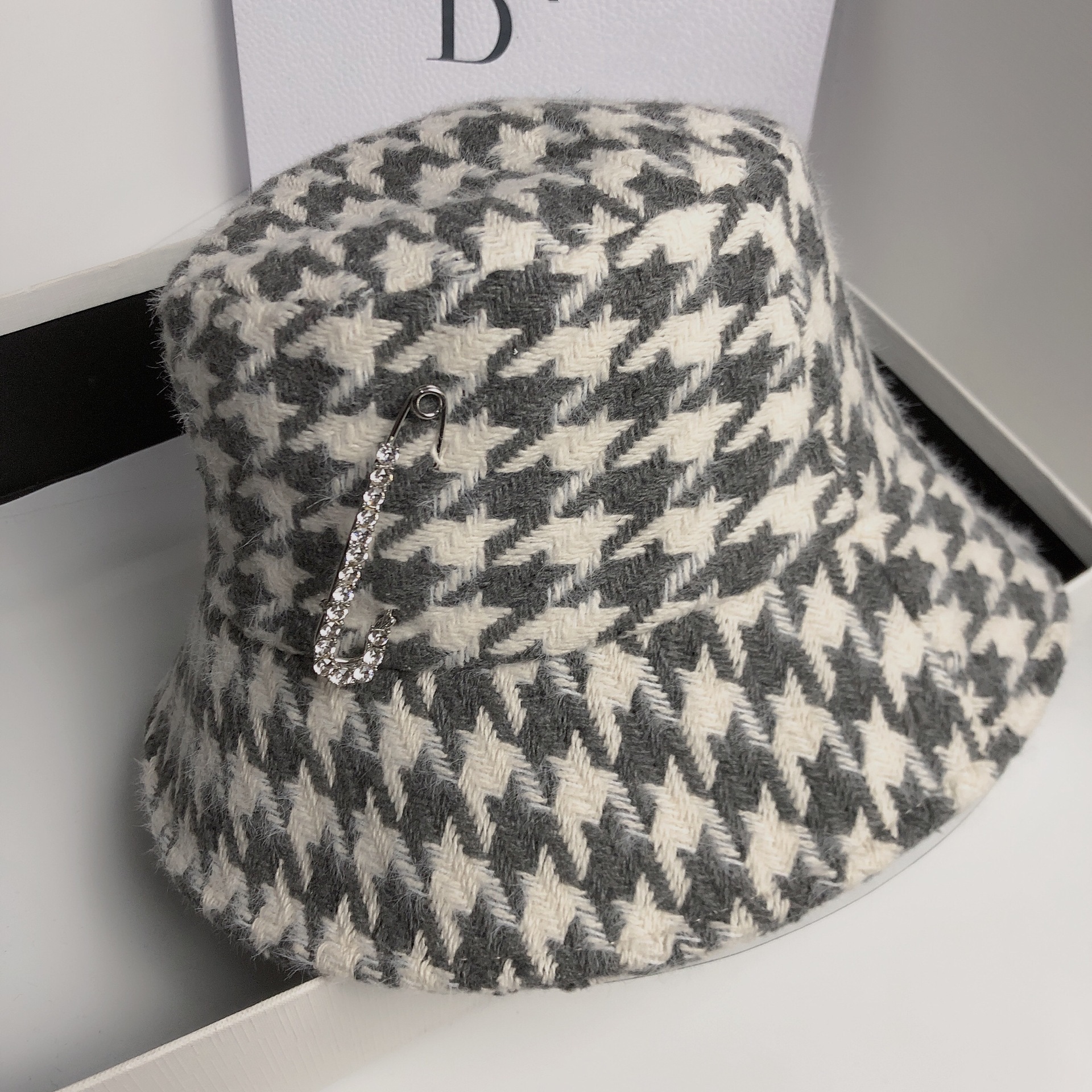 Autumn Winter Fisherman Hat With Retro Check Pattern And Brooch_voghion.com