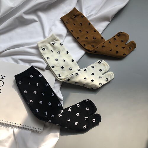 Japanese black digital split-toe socks, two-toe socks, net red socks, versatile basic mid-tube trendy socks