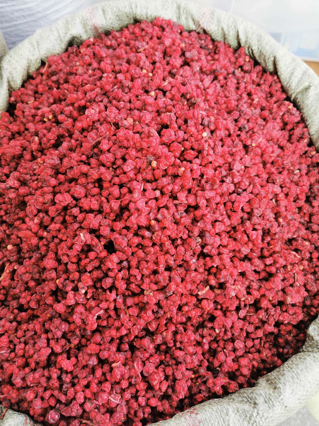 Liao Wu Wei Zi Schisandra Berries Dried Wu Wei Zi 500g Traditional Herbal Tea and Decoction Ingredient in use