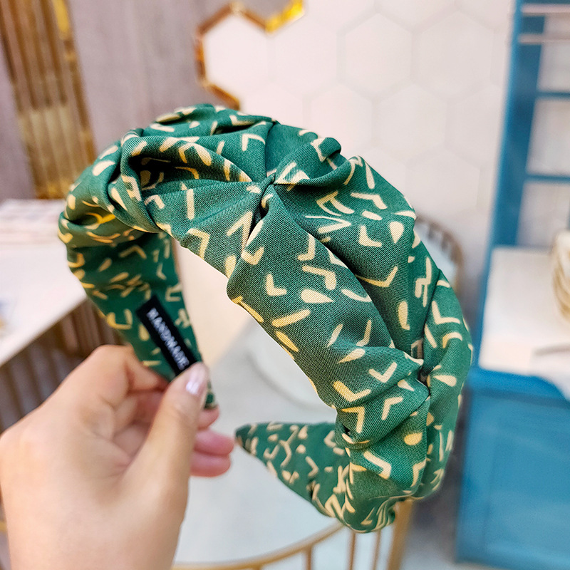 Korean Simple Wide-brimmed Letter Fold Headband High-end Retro Fabric Floral Headband Fashion Wholesale Nihaojewelry display picture 6
