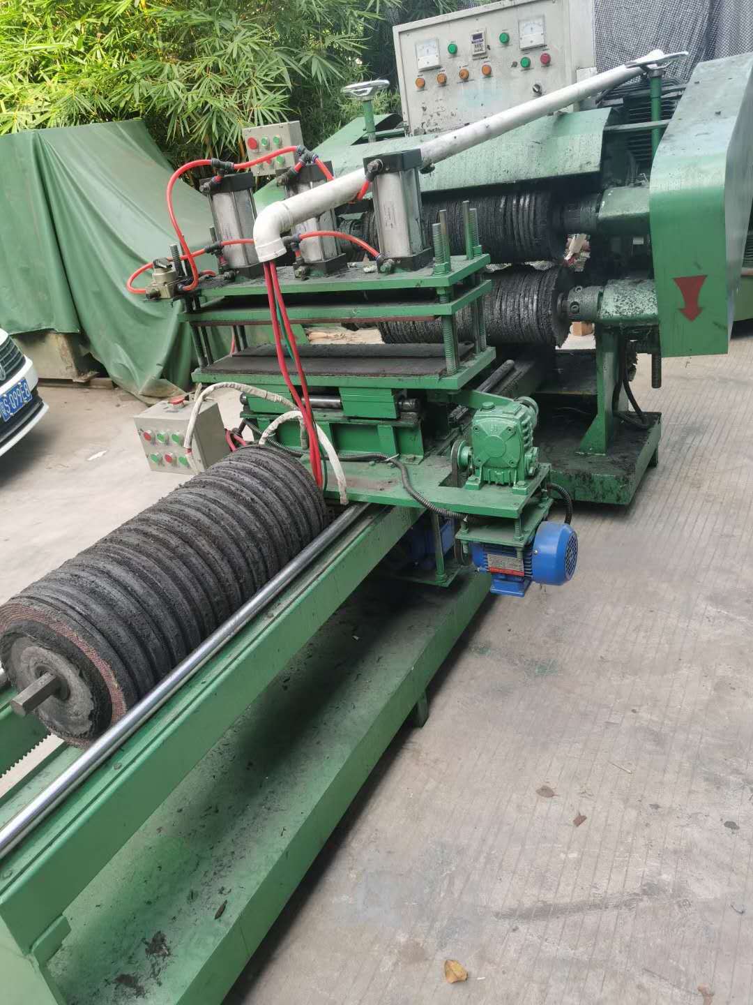 低价出售二手双面平面自动抛光机9.5成新汽压夾具行程2.1米