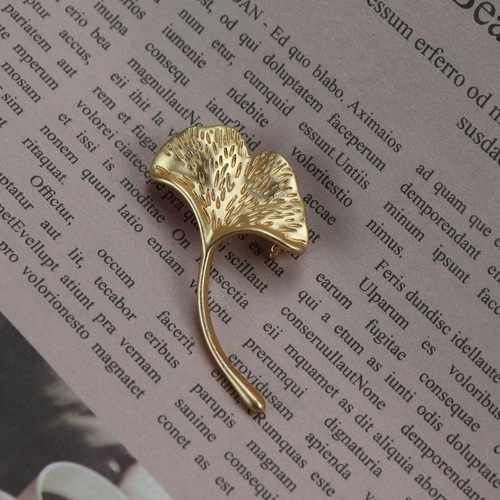 Retro matte gold ginkgo leaf brooch corsage clothing accessories manufacturer supply