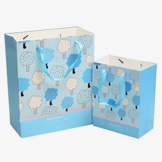 纸质礼品袋适用于日用品，礼品等包装，颜色尺寸款式可定制