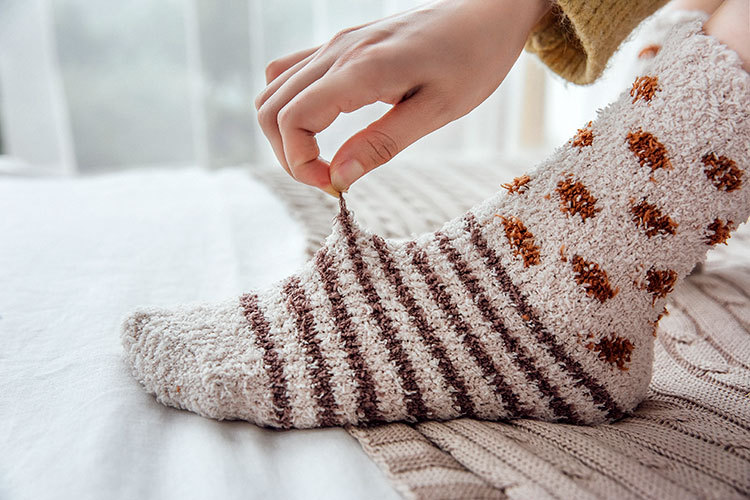 calcetines de dormir para adultos antideslizantes de terciopelo coral a rayas NSFN9342