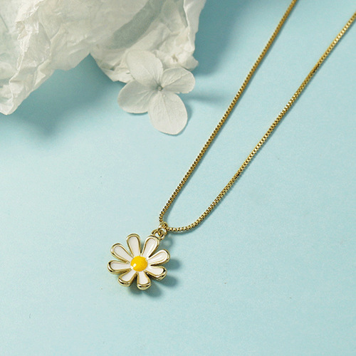 Korean Fashion Oil Drop Small Daisy Pendant Women's Sweet Jewelry Gift Necklace Clamboy Chain Niche Design Gift Girlfriend