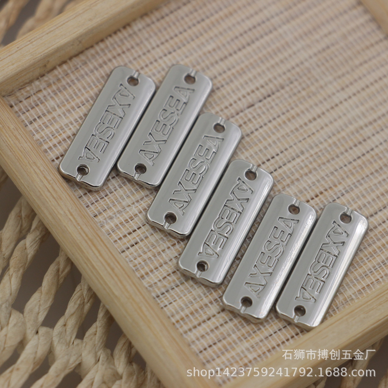 厂家供应高档电镀银白锌合金标牌 英文logo箱包铭牌 来图加工定做