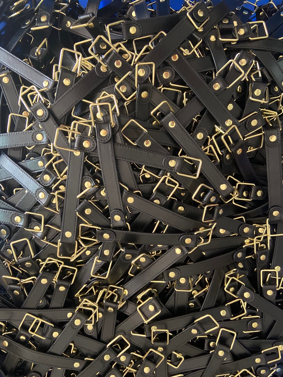 东莞厂家直销礼品盒PU手提带纸盒木箱铁盒工艺皮手挽带皮拉手