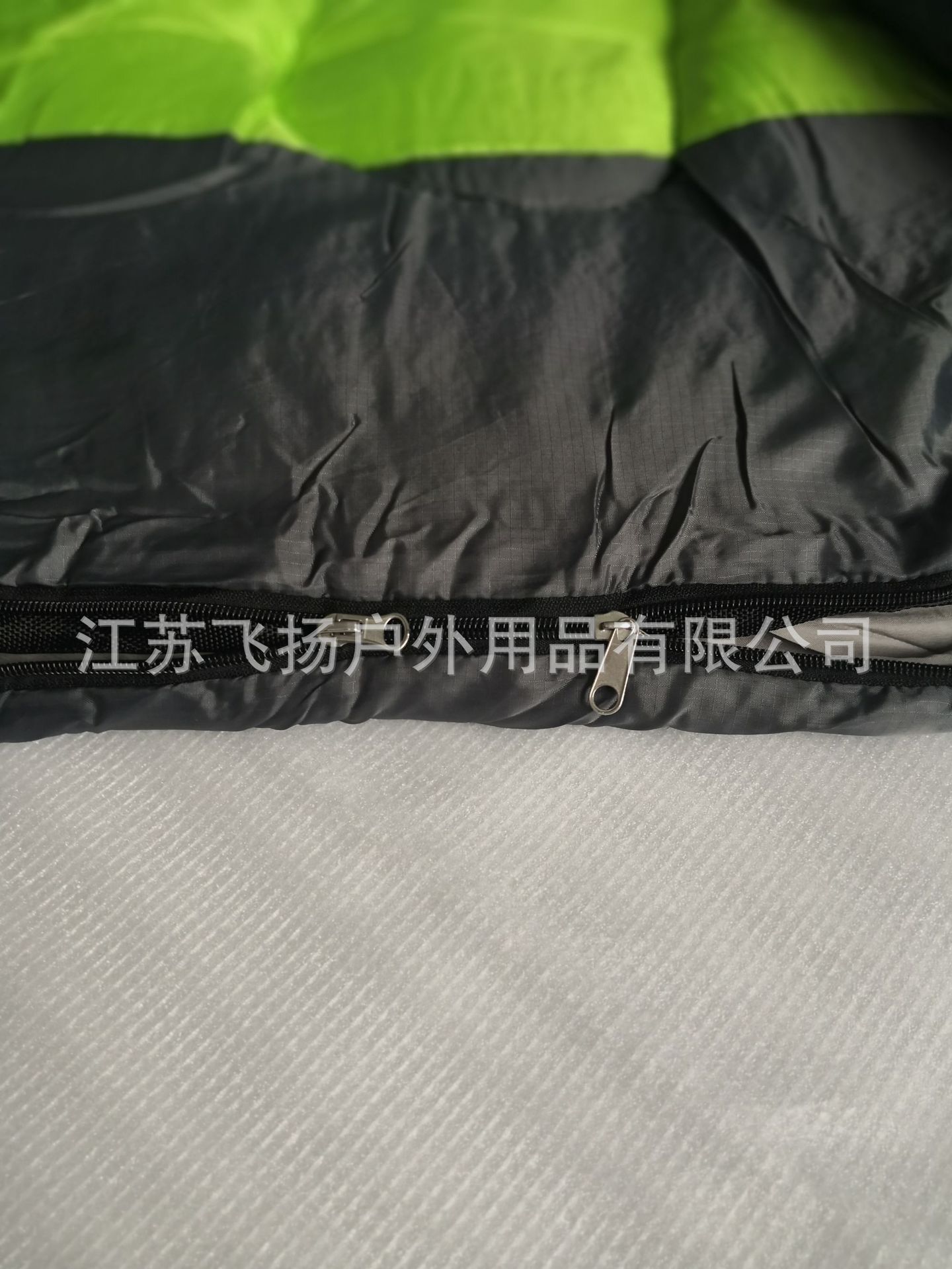 迪威诺灰拼绿双开拉链细节.jpg