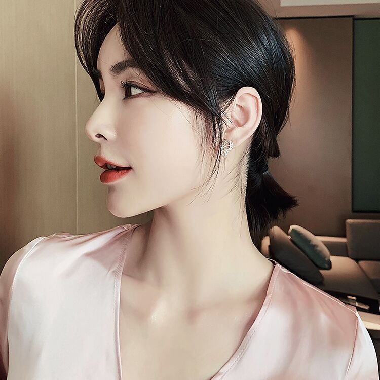Korea's New S925 Silver Needle Full Diamond Pearl Half Butterfly Earrings display picture 5