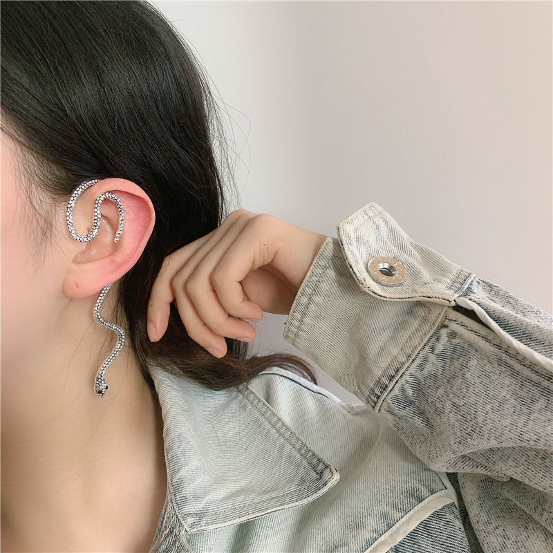 Ins Earless European And American Snake-shaped Ear Clip Female Retro Hong Kong Style Cool Handsome Dark Tied Ear Exaggerated Ear Hanging display picture 1