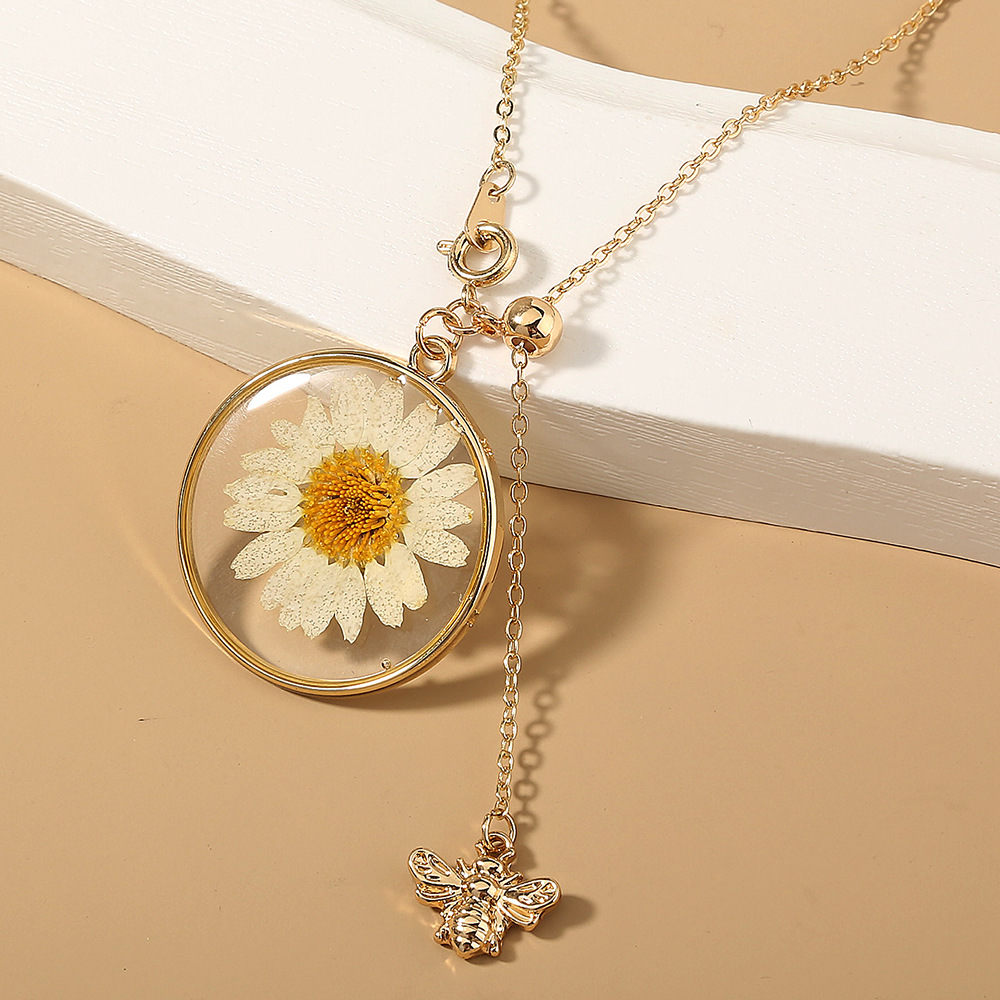 Korean Fashion Chrysanthemum Little Bee Pendant Single Layer Necklace display picture 5