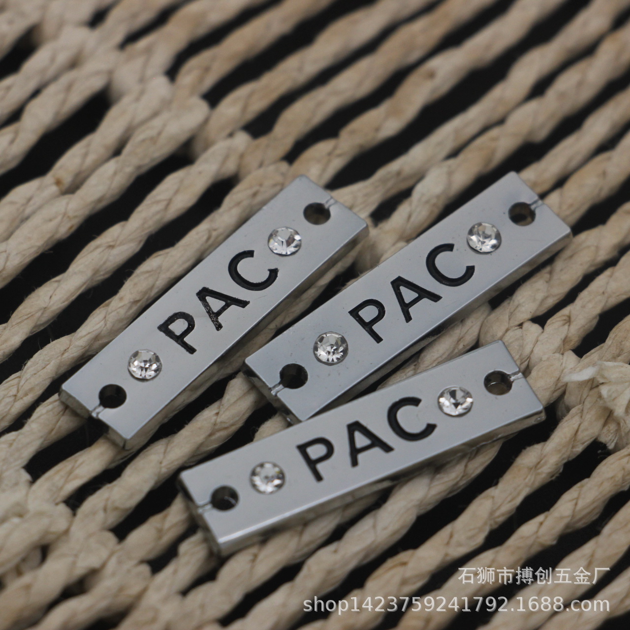 服装服饰标牌 金属字母logo 镶钻时尚英文铭牌 帽子围巾夹克商标