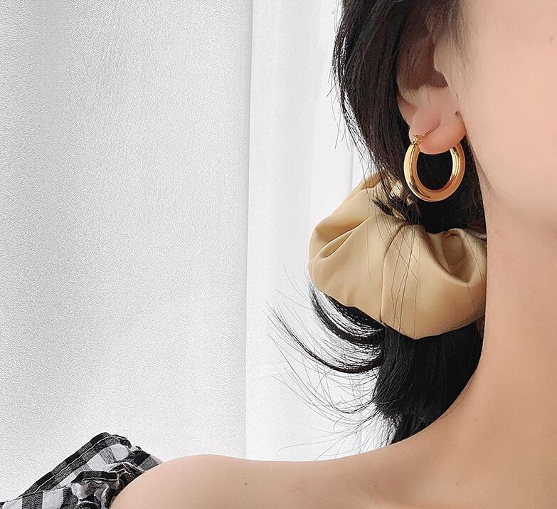 Boucles D&#39;oreilles Coréennes En Acier Au Titane Avec Cercle Épais Plaqué Or En Gros Nihaojewelry display picture 8