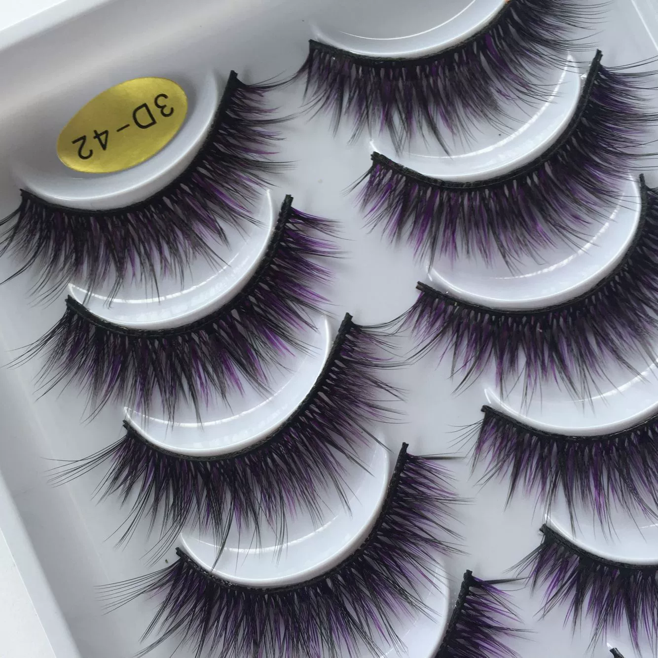 Пурпурные плотные завитые наlashes лления истинные?