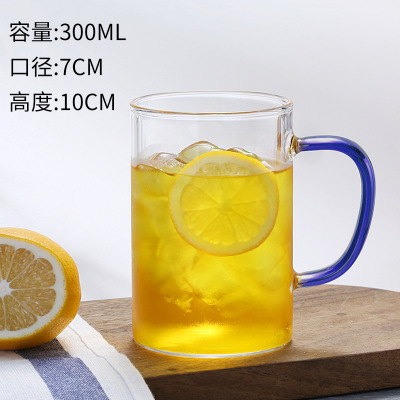 Taza de agua de mango de color recto de borosilicato al por mayor de fábrica con mango taza de té verde transparente de vidrio engrosado de una sola capa para el hogar