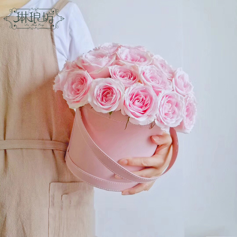 Cubo de cuero de diseño floral de arreglo de flores secas de alta gama Cubo de cuero portátil redondo con flores que abren caja de regalo de cebada