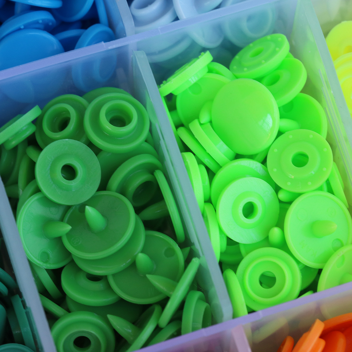 Fábrica transfronteriza Hualian resina T3 caja de botones de plástico con herramientas para bebés botones de traje