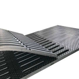 C半漏粪板母猪产床防滑保温垫，保育栏橡胶地垫