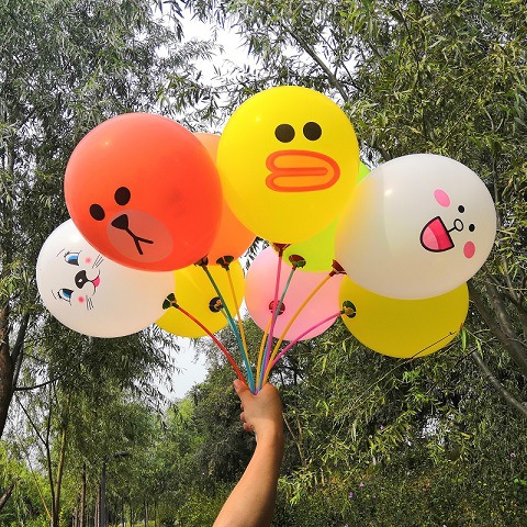 Las pequeñas actividades de microempresas empujan el código de escaneo para enviar regalos debajo de la línea roja en línea, regalos prácticos, pequeños drenadores, artefactos creativos