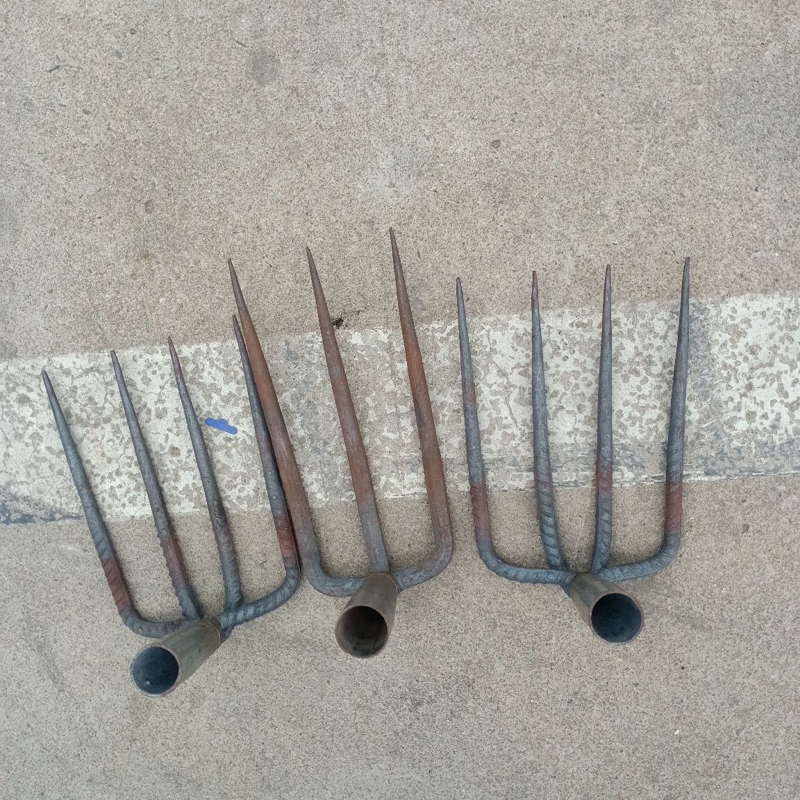 钢筋爪子头锻打三齿四齿铁耙子农用园艺松土栽培