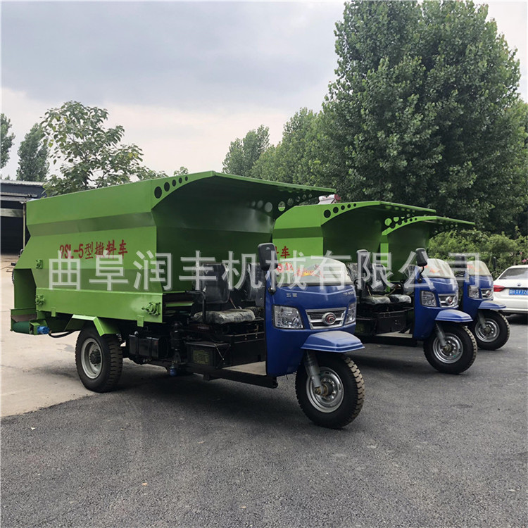 传送带上料青储撒料车 三轮车牛场自动喂料机 妇女操作电动撒料车