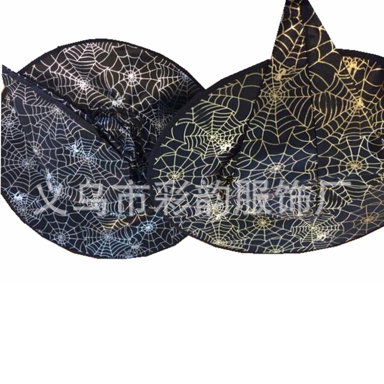 Fabricantes de gran cantidad de tela de araña estampada en stock sombrero negro agudo sombrero de bruja de tela de araña estampado en plata sombrero de bruja de Halloween