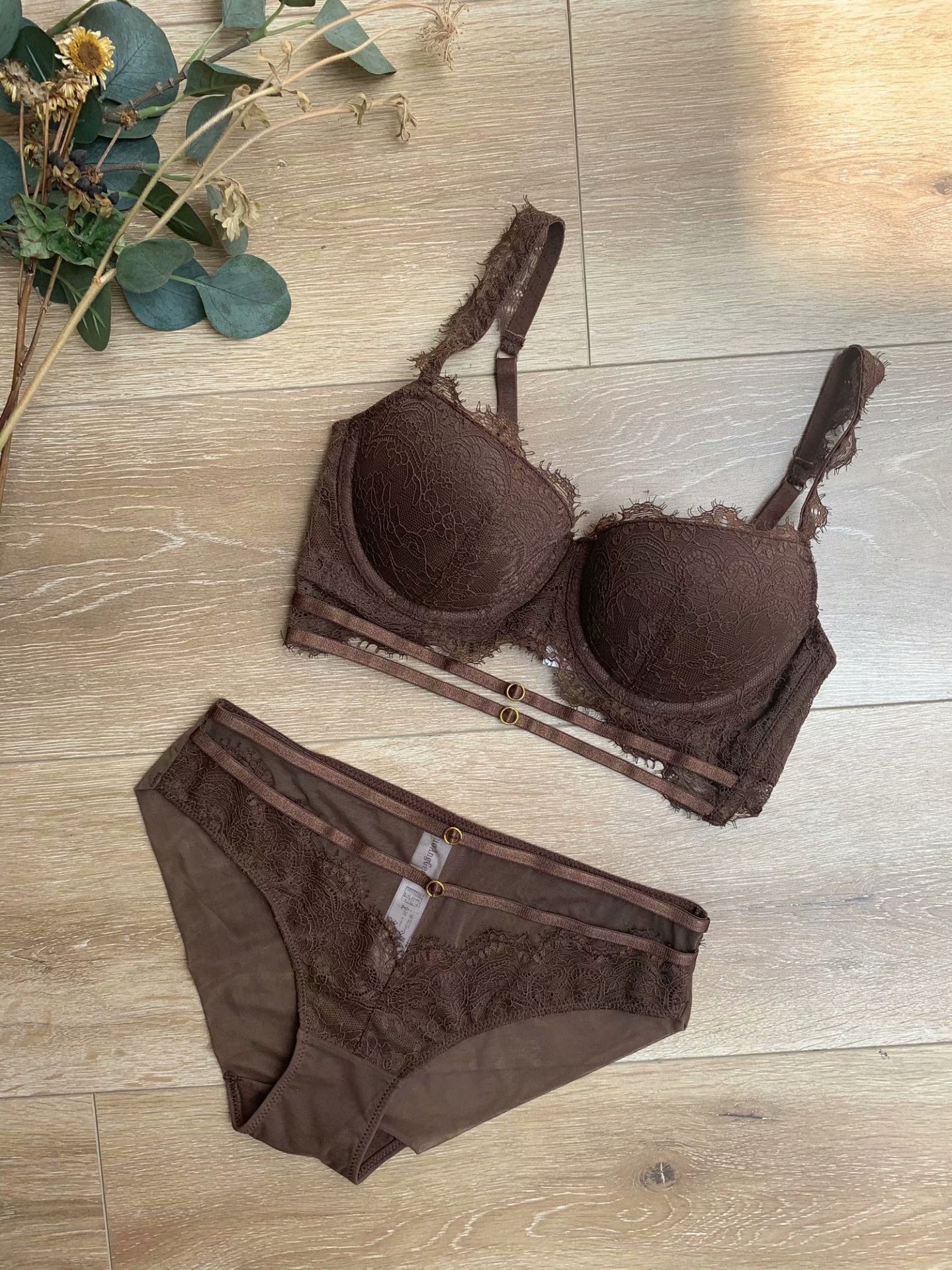 New French Sexy Lace Overlay with Steel Ring Gathering Large Women's Bra Set_voghion.com