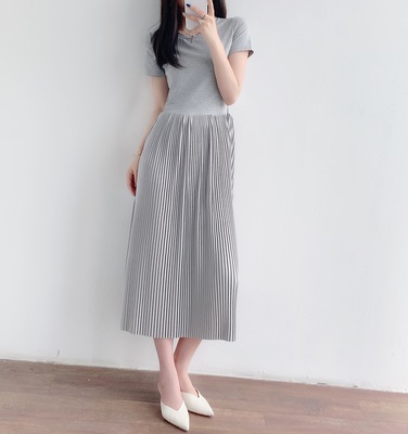 气质连衣裙女2021夏季新款针织拼接百褶长裙打底小黑裙短袖女装