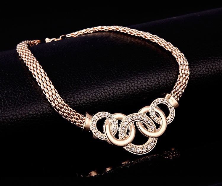 Accessori di bigiotteria, collana a cinque anelli, orecchini, bracciale, anello, set di quattro pezzi, dritto_voghion.com