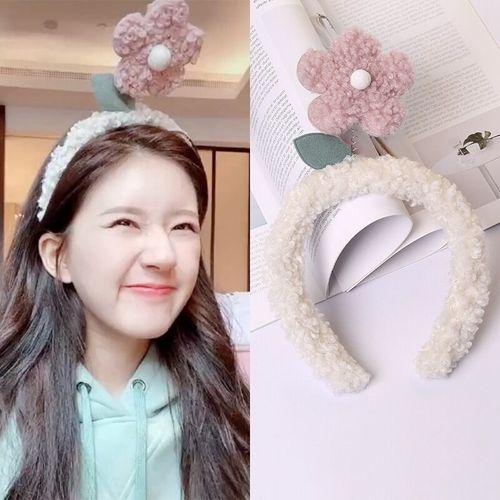 Face wash hairband gives you a small red flower. Cute flower headband. Funny Zhao Lusi same style small flower headband.