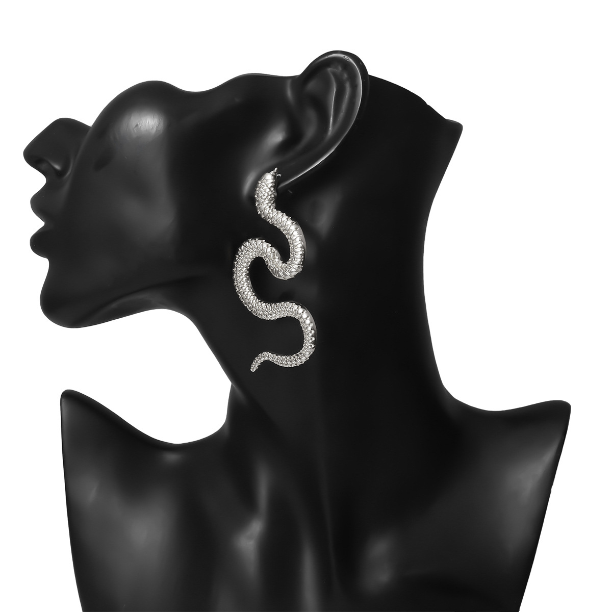Twisted Geometric Hip Hop Earrings Nihaojewelry Wholesale Exaggerated Serpentine Fashion Relief Long Earrings display picture 11