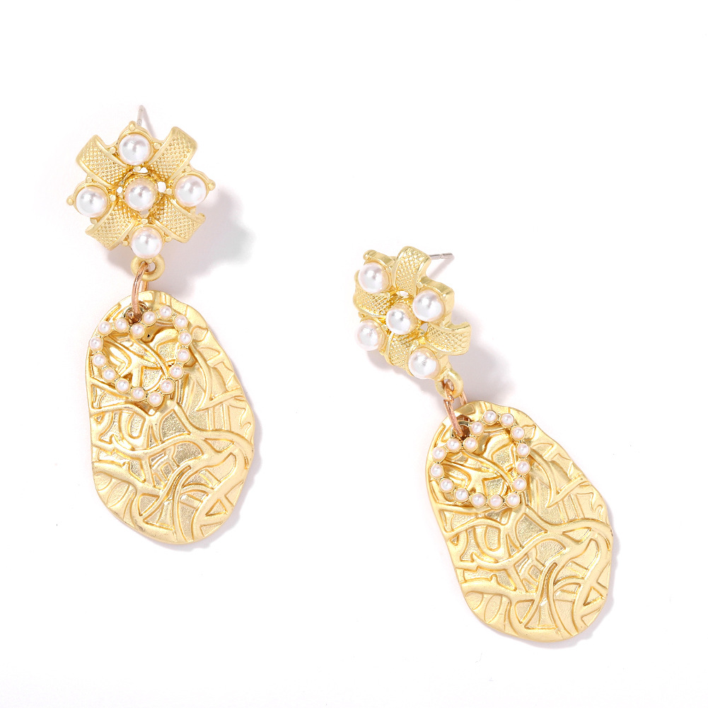 Exaggerated Metal Leaf Inlaid Pearl Earrings  Wholesale display picture 2