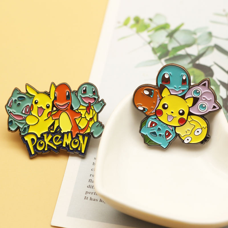Anime japonés Pikachu dibujos animados broche linda chica camisa con PIN personalidad insignia de metal al por mayor
