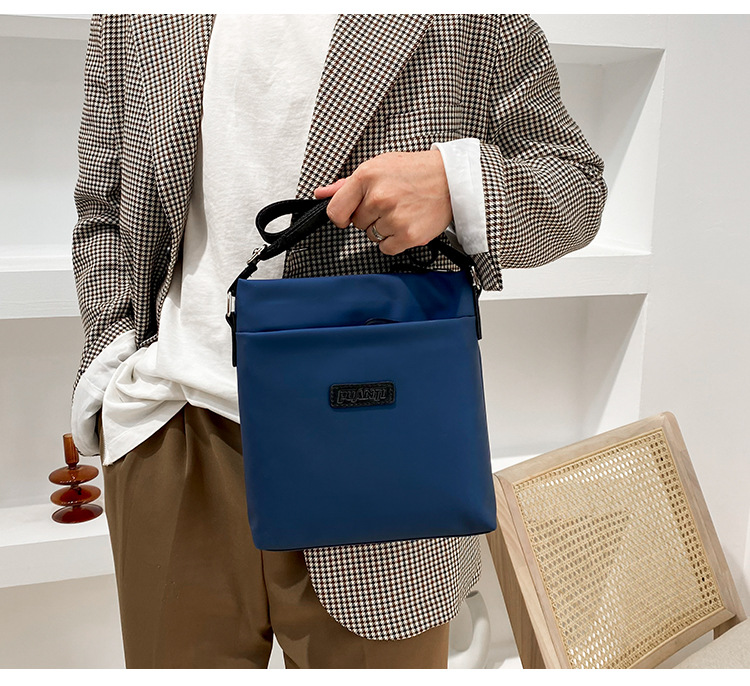 Men's Oxford Cloth Solid Color Business Square Zipper Shoulder Bag display picture 3