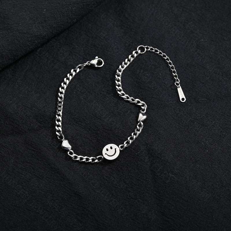 Nouveau Design Sens Titane Acier Rétro Personnalité Hommes Et Femmes Aiment Smiley Bracelet En Gros Nihaojewelry display picture 3