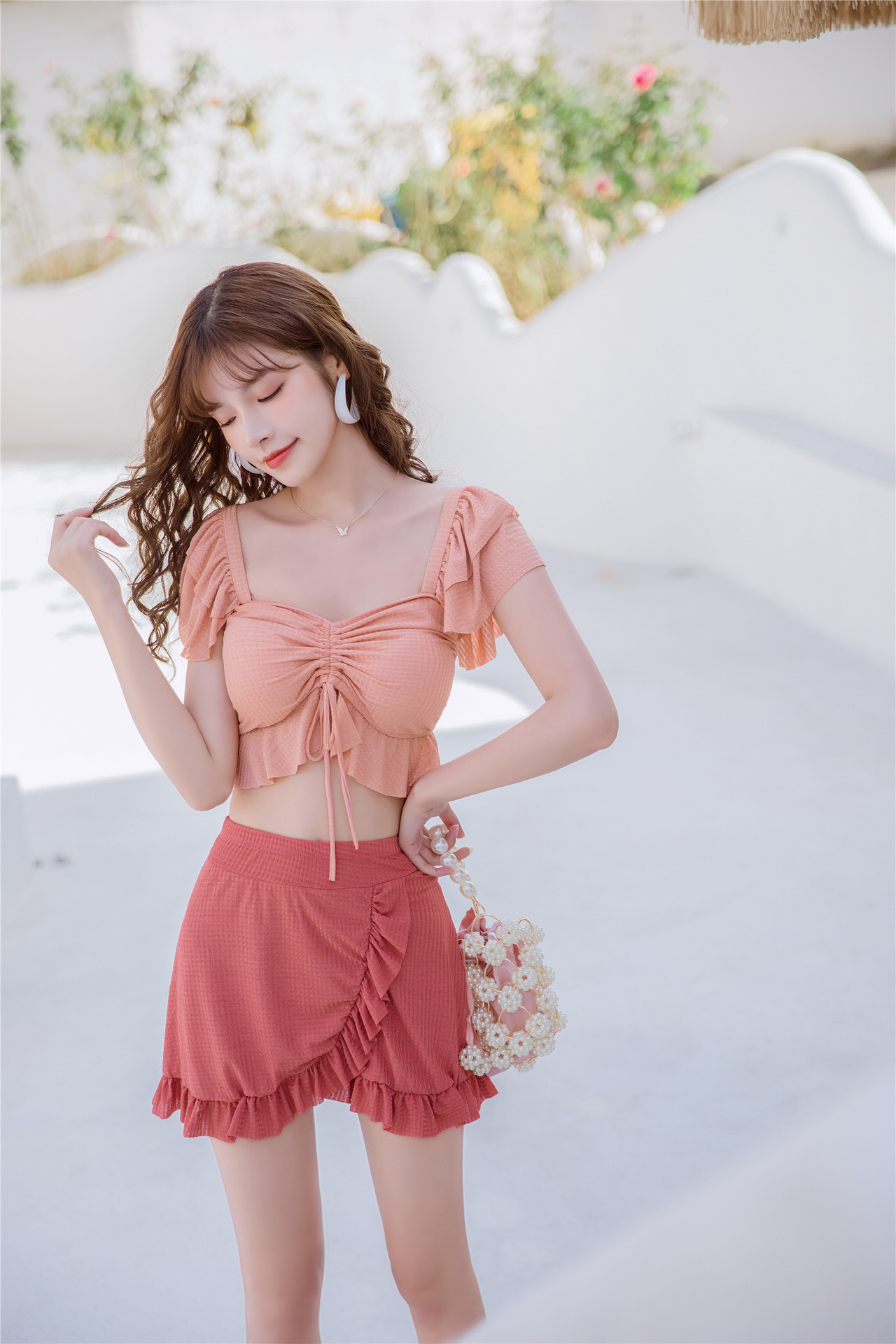 有名な高級ブランド 水着の女性がお腹を隠して痩せています 1000 カラ