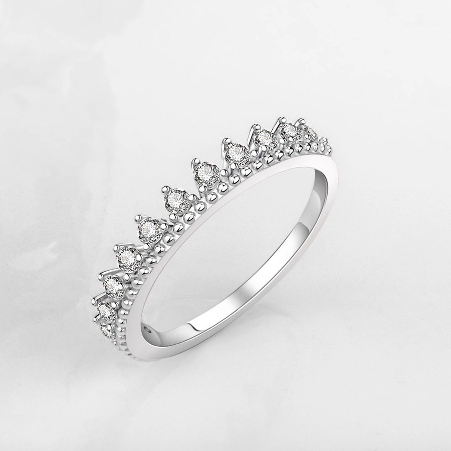 Stapelbarer, schlichter Ring mit kleinem Zirkonia im minimalistischen europäischen Stil. Perfekt für Beruf, Alltag und Freizeit. Hypoallergen und anlaufgeschützt._voghion.com