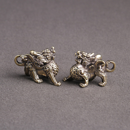 Brass aged Feitian Qilin car keychain pendant to attract wealth and auspicious beast creative pendant stall small copperware wholesale