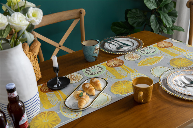 Runner da tavola moderno e minimalista interamente in poliestere per tavolino da caffè, scarpiera, mobile TV, con nappe, realizzato su misura in poliestere_voghion.com